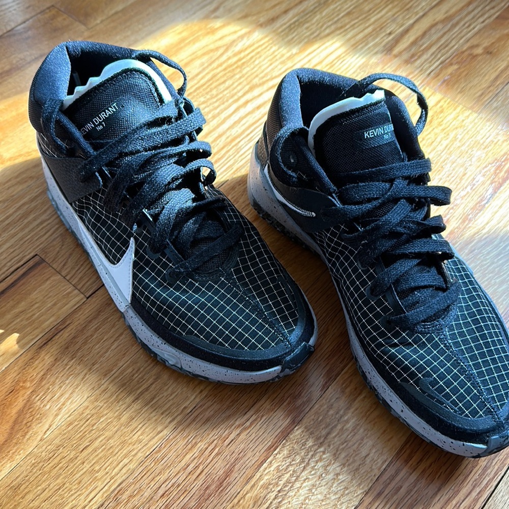 Kevin Durant No.7 Barely worn basketball sneakers. Black Size 7 Men’s.